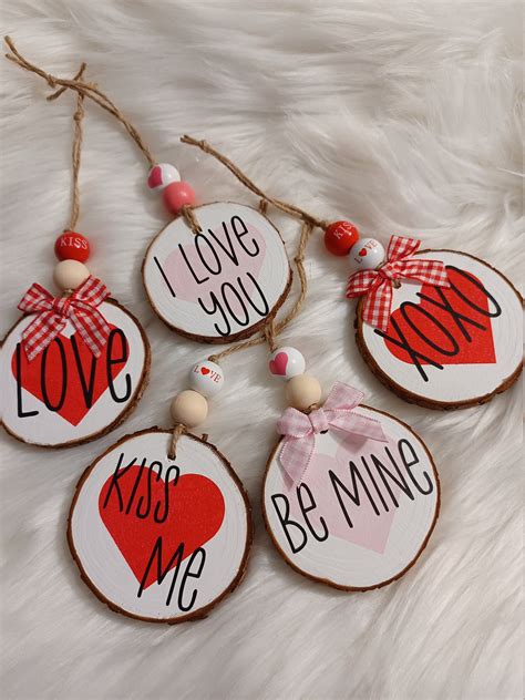 10 Romantic Valentine’s Day Ornament Designs