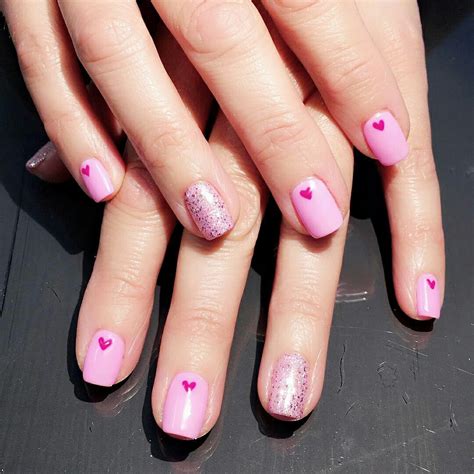 10 Valentine-Inspired Short Nail Trends