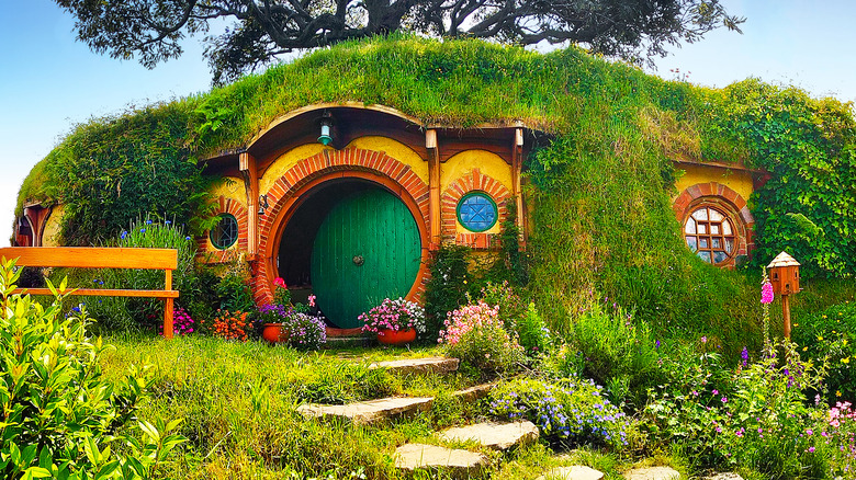 5 Classy Ways To Incorporate Lord Of The Rings Into Your Home D Cor