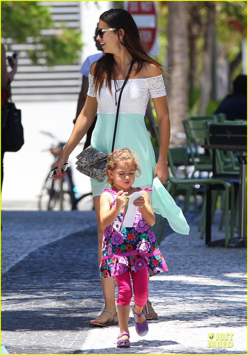 Adriana Lima Family Lunch With Valentina Sienna Photo 2929628