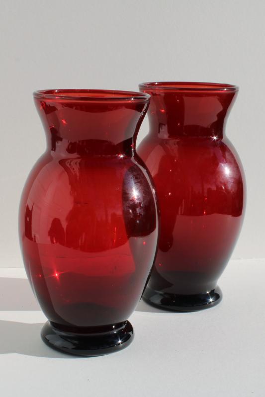 How To Pair Red Vases With Table Decor?